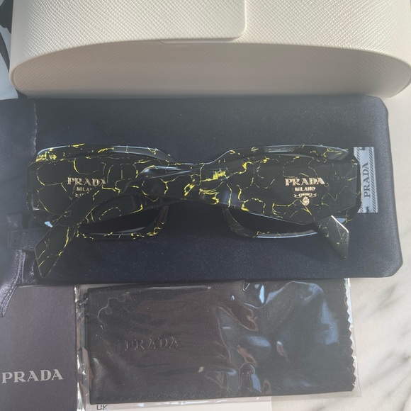 PRADA’S SEEN ON CELEBS AND INFLUENCERS, THIS STYLE IS AN UNIQUE BROWN MARBLEIZE - Picture 7 of 16